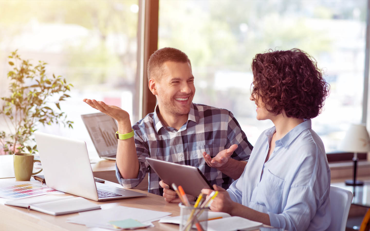 Mann und Frau sitzen am Schreibtisch bei einem Recruiting Gespräch im Büro